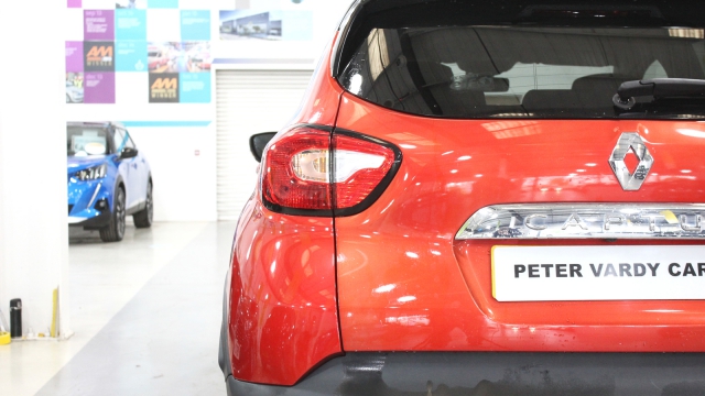 View the 2015 Renault Captur: 0.9 TCE 90 Signature Nav 5dr Online at Peter Vardy