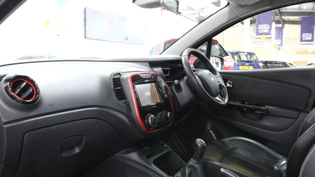 View the 2015 Renault Captur: 0.9 TCE 90 Signature Nav 5dr Online at Peter Vardy