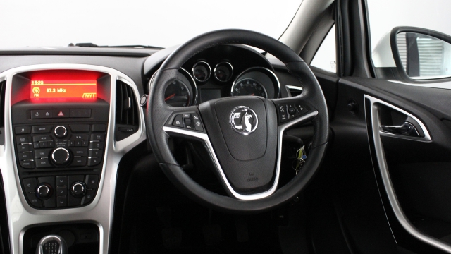 View the 2014 Vauxhall Astra: 2.0 CDTi 16V ecoFLEX SRi 5dr Online at Peter Vardy