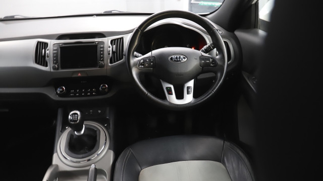 View the 2015 Kia Sportage: 1.7 CRDi ISG Axis Edition 5dr Online at Peter Vardy