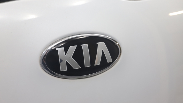View the 2015 Kia Sportage: 1.7 CRDi ISG Axis Edition 5dr Online at Peter Vardy