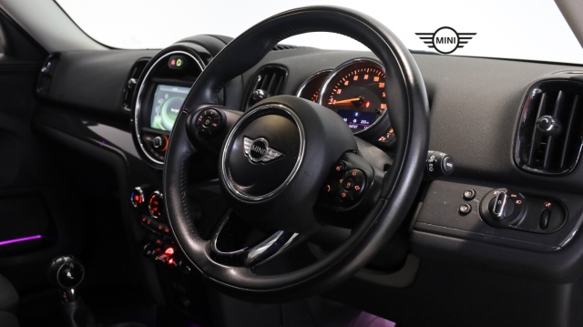 View the 2017 Mini Countryman: 1.5 Cooper 5dr Online at Peter Vardy