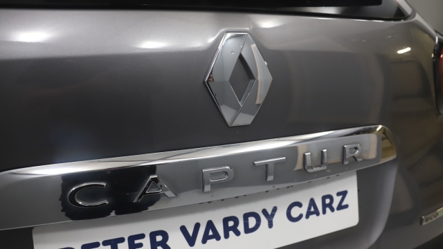 View the 2017 Renault Captur: 1.5 dCi 90 Dynamique S Nav 5dr Online at Peter Vardy