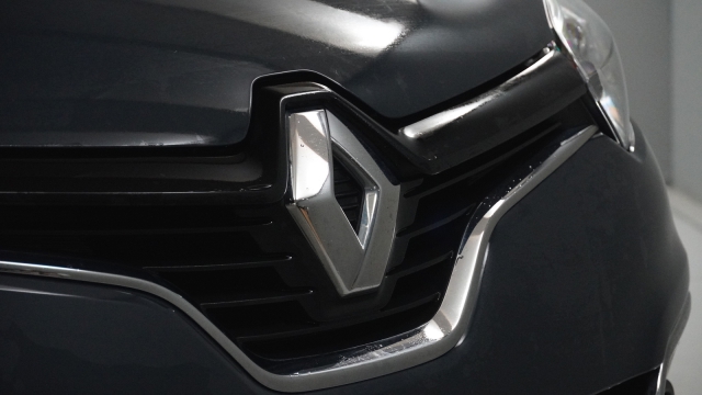 View the 2016 Renault Captur: 1.5 dCi 90 Dynamique Nav 5dr Online at Peter Vardy