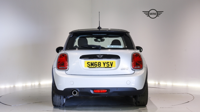 View the 2018 Mini Hatchback: 1.5 Cooper II 3dr Online at Peter Vardy
