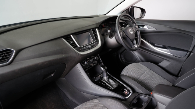View the 2018 Vauxhall Grandland X: 1.6 Turbo D SE 5dr Auto Online at Peter Vardy