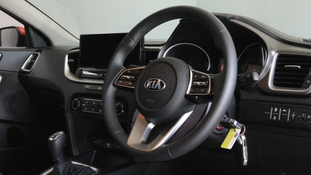View the 2021 Kia Ceed Diesel Hatchback: 1.6 CRDi 48V ISG 2 NAV 5d Online at Peter Vardy