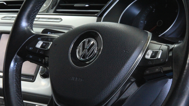 View the 2015 Volkswagen Passat: 2.0 TDI SE Business 4dr Online at Peter Vardy