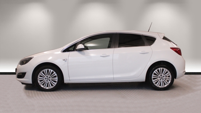 View the 2016 Vauxhall Astra: 1.6i 16V Excite 5dr Online at Peter Vardy