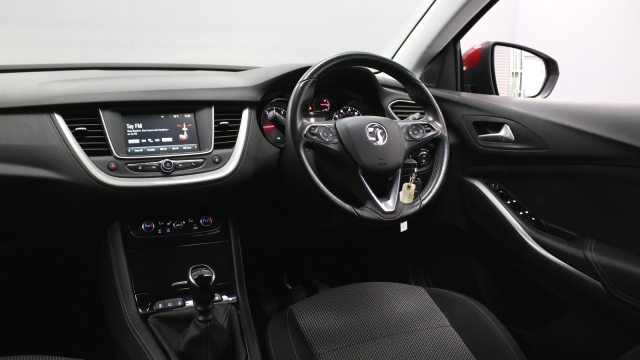 View the 2019 Vauxhall Grandland X: 1.2 Turbo SE 5dr Online at Peter Vardy