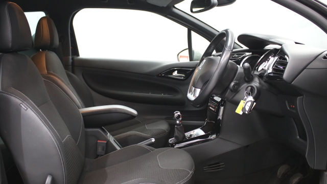 View the 2014 Citroen Ds3: 1.6 e-HDi Airdream DStyle Plus 3dr Online at Peter Vardy