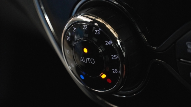 View the 2017 Renault Captur: 0.9 TCE 90 Dynamique Nav 5dr Online at Peter Vardy