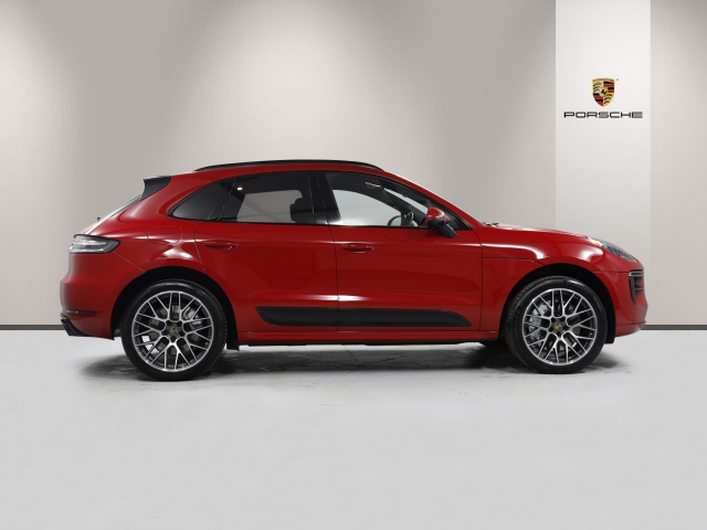 View the 2021 Porsche Macan: Turbo 5dr PDK Online at Peter Vardy