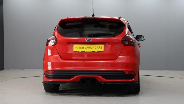 View the 2015 Ford Focus: 2.0 TDCi 185 ST-3 5dr Online at Peter Vardy
