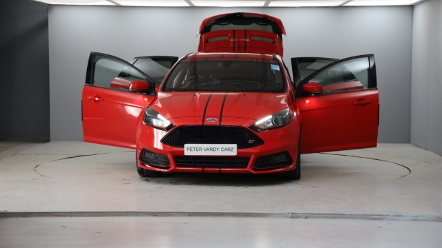 View the 2015 Ford Focus: 2.0 TDCi 185 ST-3 5dr Online at Peter Vardy