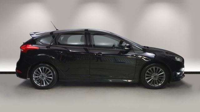 View the 2017 Ford Focus: 1.0 EcoBoost 125 ST-Line 5dr Auto Online at Peter Vardy