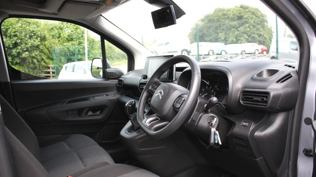 View the 2021 Citroen Berlingo: 1.5 BlueHDi 1000Kg Driver 100ps Online at Peter Vardy