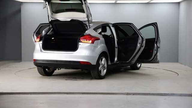 View the 2015 Ford Focus: 1.0 EcoBoost 125 Zetec 5dr Online at Peter Vardy