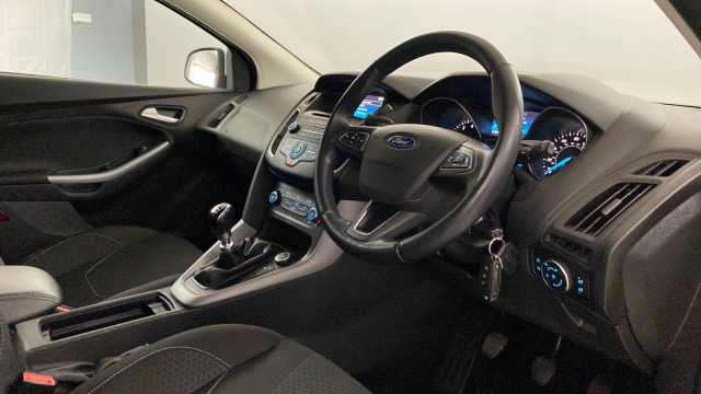 View the 2015 Ford Focus: 1.0 EcoBoost 125 Zetec 5dr Online at Peter Vardy