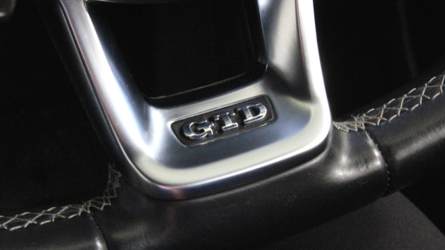 View the 2015 Volkswagen Golf: 2.0 TDI GTD 5dr DSG Online at Peter Vardy