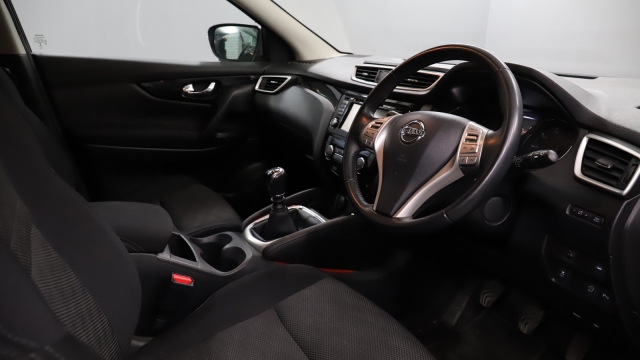 View the 2015 Nissan Qashqai: 1.5 dCi N-Tec+ 5dr Online at Peter Vardy