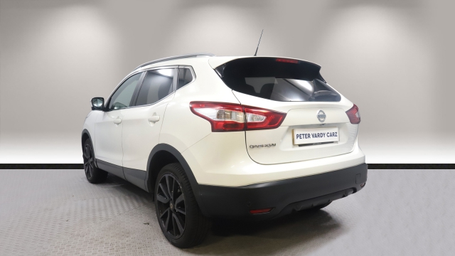 View the 2014 Nissan Qashqai: 1.6 dCi Tekna 5dr 4WD Online at Peter Vardy