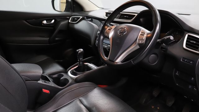 View the 2014 Nissan Qashqai: 1.6 dCi Tekna 5dr 4WD Online at Peter Vardy