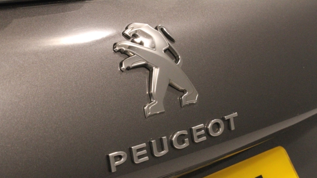 View the 2015 Peugeot 2008: 1.6 e-HDi 115 Feline 5dr [Calima] Online at Peter Vardy