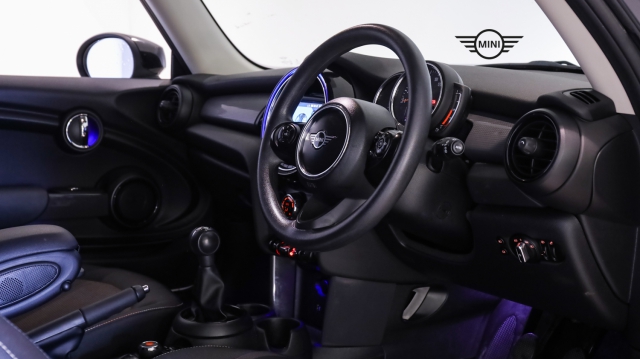 View the 2019 Mini Hatchback: 1.5 Cooper Classic II 3dr [Comfort Pack] Online at Peter Vardy