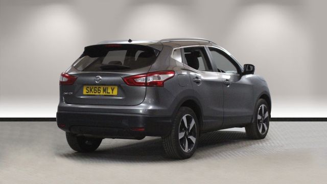 View the 2016 Nissan Qashqai: 1.2 DiG-T N-Connecta 5dr Online at Peter Vardy