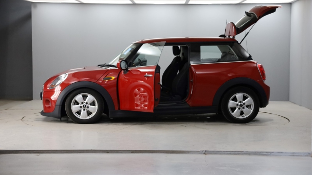 View the 2014 Mini Hatchback: 1.5 Cooper D 3dr Online at Peter Vardy