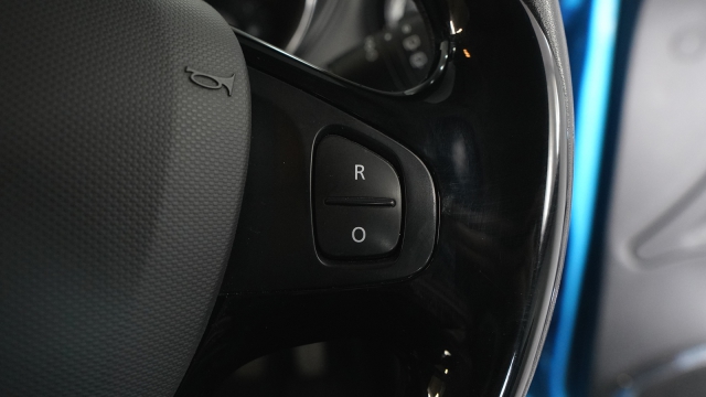 View the 2015 Renault Captur: 0.9 TCE 90 Dynamique Nav 5dr Online at Peter Vardy