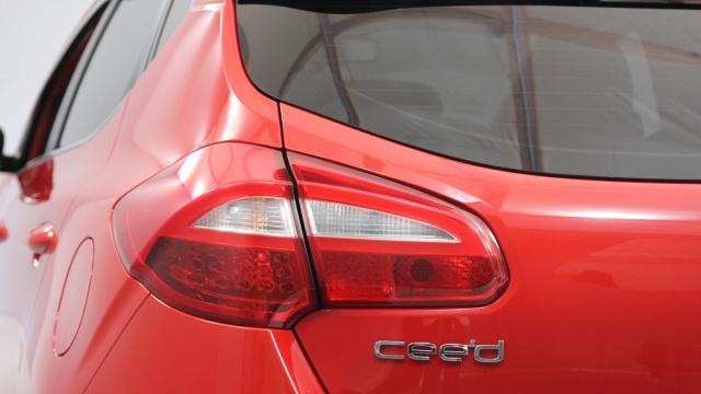 View the 2015 Kia Ceed: 1.6 CRDi ISG 4 5dr Online at Peter Vardy
