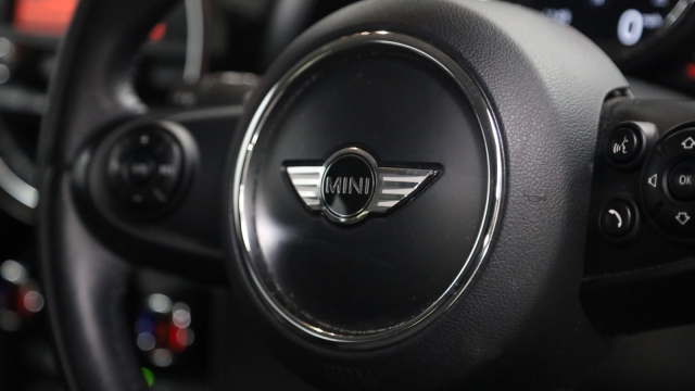 View the 2014 MINI Hatch 1.2 One 3dr: 1.2 One 3dr Online at Peter Vardy