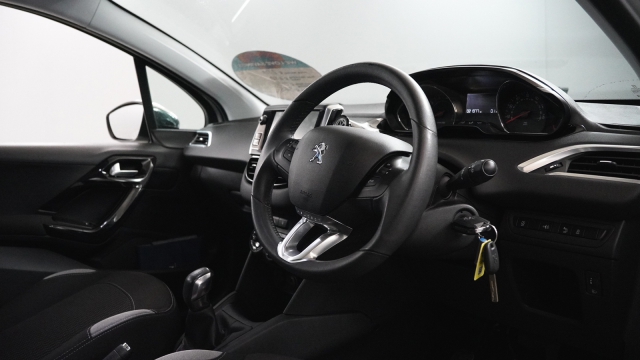 View the 2015 Peugeot 208: 1.2 VTi Style 5dr Online at Peter Vardy