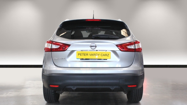 View the 2016 Nissan Qashqai: 1.5 dCi N-Connecta 5dr Online at Peter Vardy