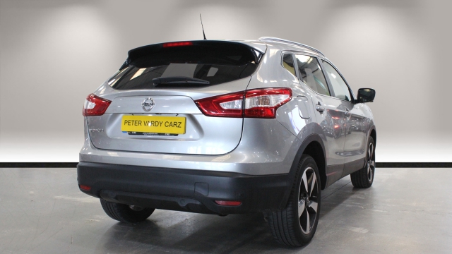 View the 2016 Nissan Qashqai: 1.5 dCi N-Connecta 5dr Online at Peter Vardy