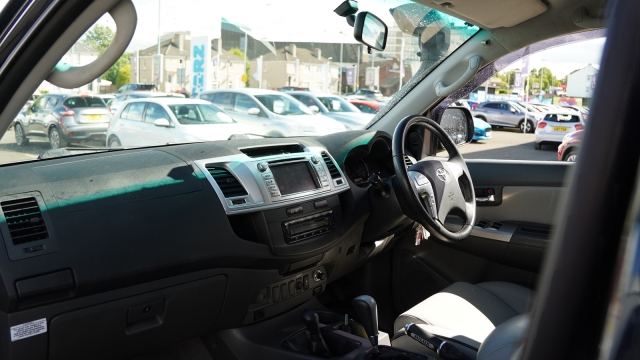 View the 2012 Toyota Hilux: Invincible D/Cab Pick Up 3.0 D-4D 4WD 171 Auto Online at Peter Vardy