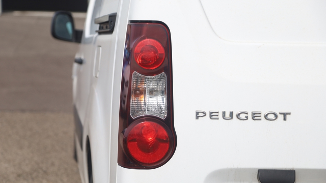 View the 2017 Peugeot Partner: 750 S 1.6 BlueHDi 100 Van [non Start Stop] Online at Peter Vardy