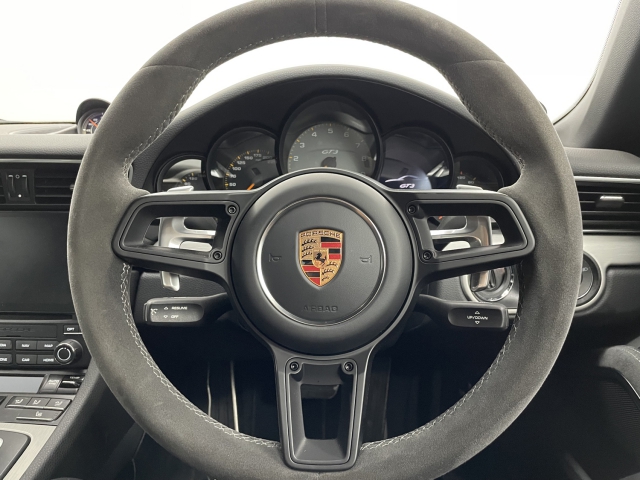 View the 2017 Porsche 911: GT3 2dr Online at Peter Vardy