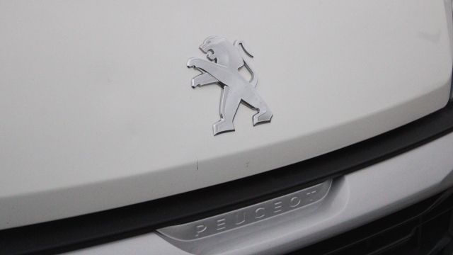View the 2020 Peugeot Boxer: 2.2 BlueHDi H2 Professional Van 140ps Online at Peter Vardy