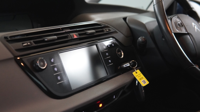 View the 2014 Citroen C4 Picasso: 1.6 e-HDi 115 Airdream VTR+ 5dr Online at Peter Vardy