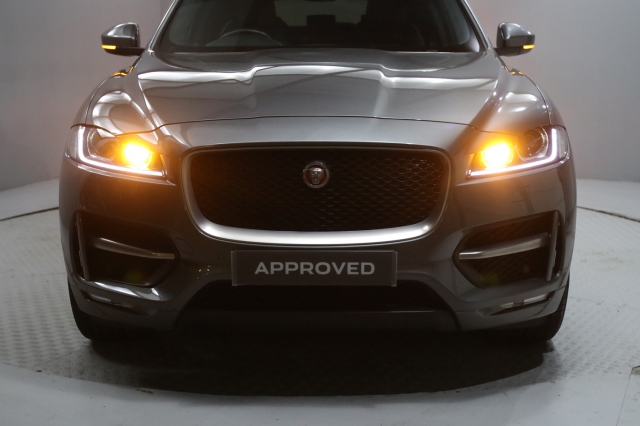 View the 2019 Jaguar F-pace: 2.0d R-Sport 5dr Auto AWD Online at Peter Vardy
