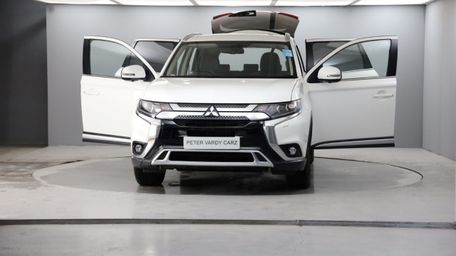 View the 2019 Mitsubishi Outlander: 2.0 4 5dr CVT Online at Peter Vardy