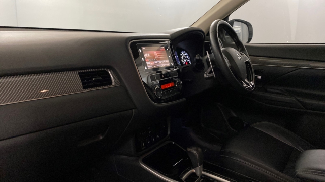 View the 2019 Mitsubishi Outlander: 2.0 4 5dr CVT Online at Peter Vardy