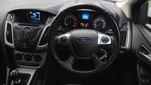 View the 2013 Ford Focus: 1.0 125 EcoBoost Zetec 5dr Online at Peter Vardy