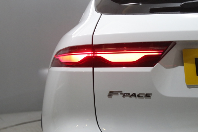 View the 2020 Jaguar F-pace: 3.0 D300 R-Dynamic SE 5dr Auto AWD Online at Peter Vardy