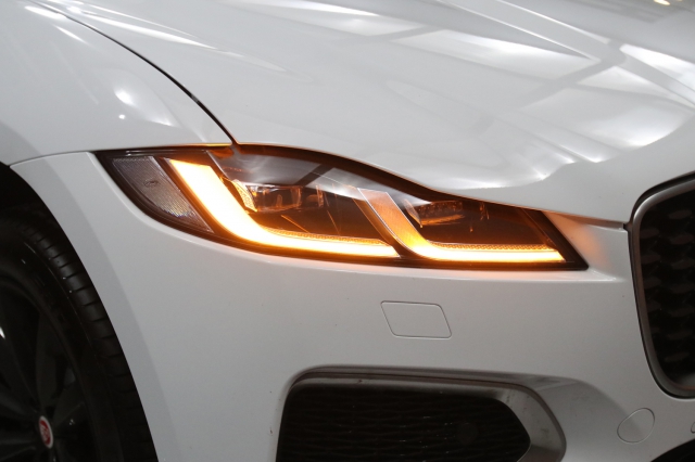 View the 2020 Jaguar F-pace: 3.0 D300 R-Dynamic SE 5dr Auto AWD Online at Peter Vardy