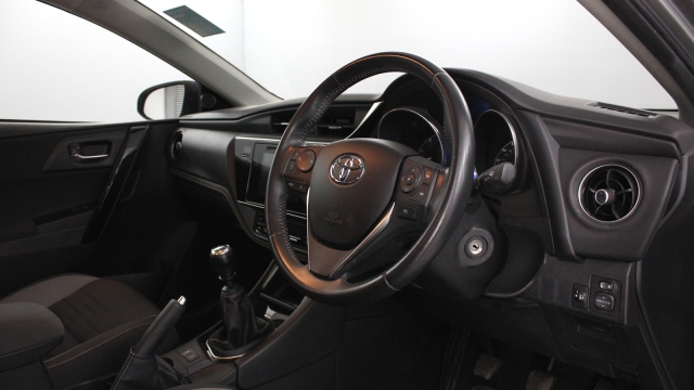 View the 2015 Toyota Auris: 1.6 D-4D Business Edition 5dr Online at Peter Vardy