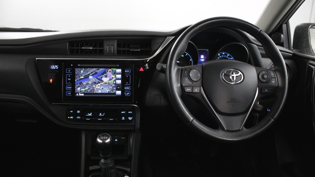 View the 2015 Toyota Auris: 1.6 D-4D Business Edition 5dr Online at Peter Vardy